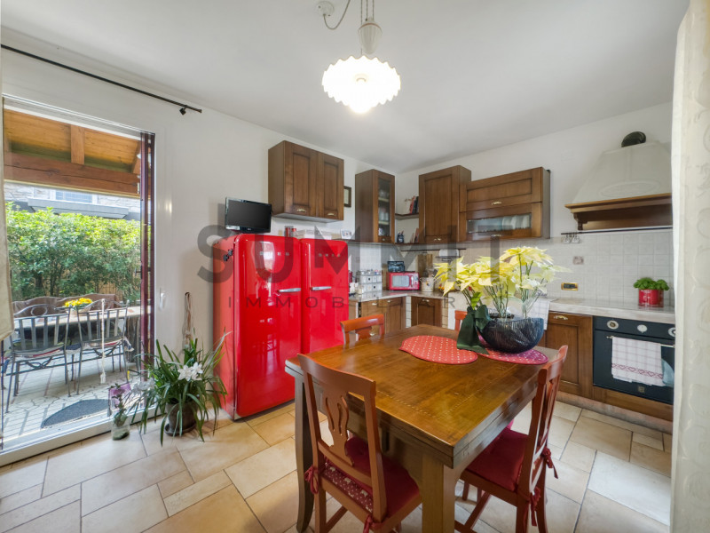 PIOVENE ROCCHETTE - Grumello: in splendida zona residenziale, BIFAMILIARE con ampio giardino di p...