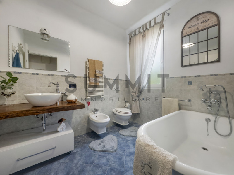 PIOVENE ROCCHETTE - Grumello: in splendida zona residenziale, BIFAMILIARE con ampio giardino di p...