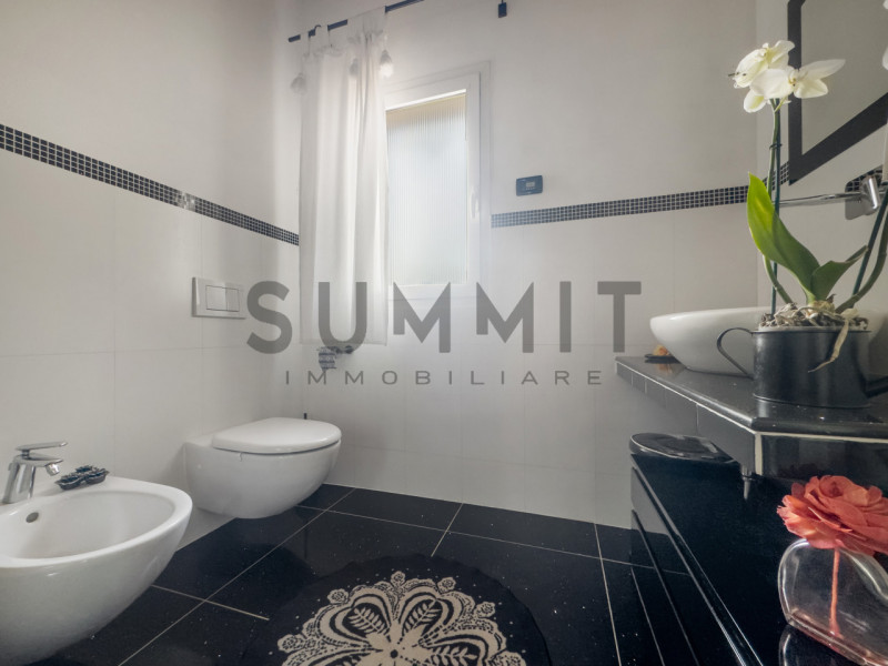 PIOVENE ROCCHETTE - Grumello: in splendida zona residenziale, BIFAMILIARE con ampio giardino di p...