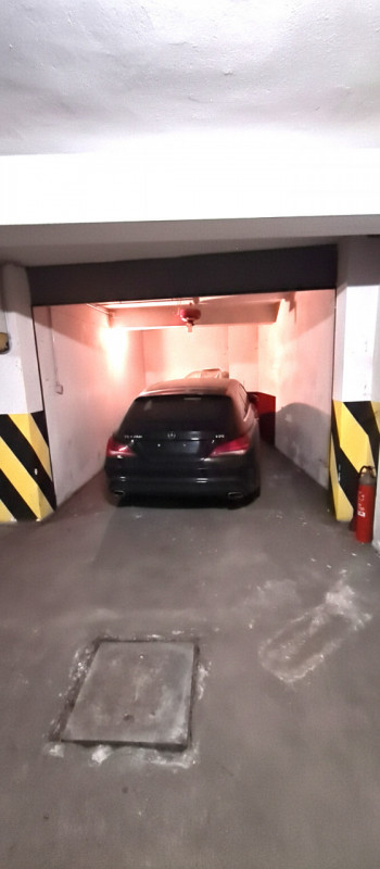 Proponiamo nella prestigiosa Via Dante, intriovabile garage singolo. Ampia area di manovra. Spese...