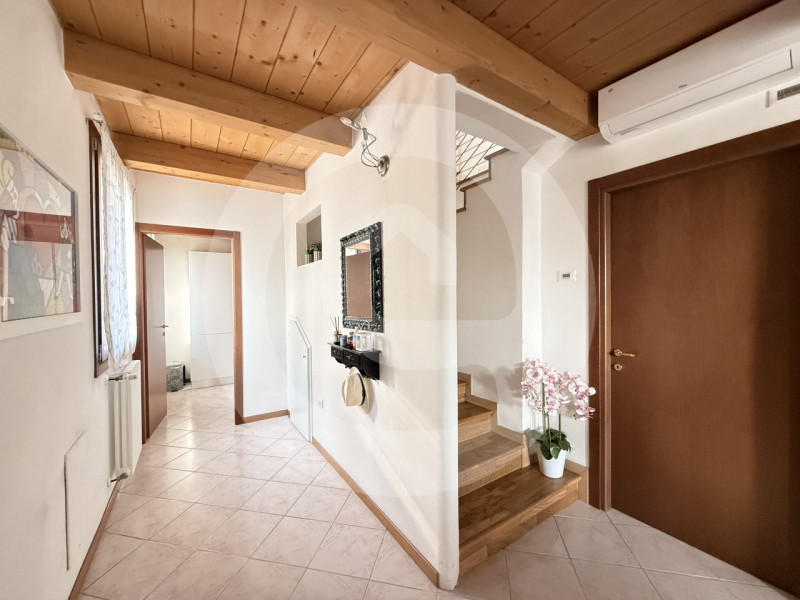 Scopri questa splendida porzione di bifamiliare indipendente, situata a Camposampiero, a pochi pa...