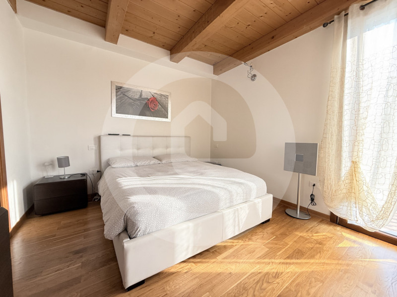 Scopri questa splendida porzione di bifamiliare indipendente, situata a Camposampiero, a pochi pa...