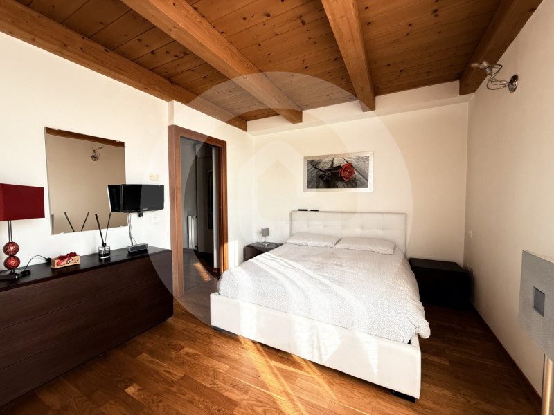 Scopri questa splendida porzione di bifamiliare indipendente, situata a Camposampiero, a pochi pa...