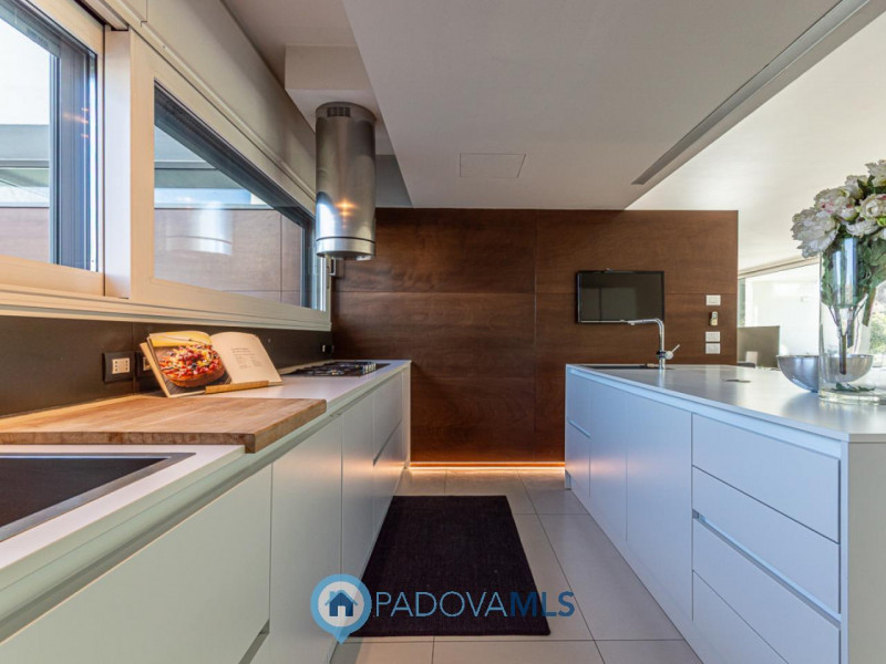 Immobile in esclusiva al Gruppo Padova MLS
Scopri questa magnifica villa moderna situata nel cuor...