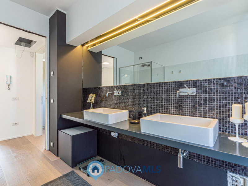 Immobile in esclusiva al Gruppo Padova MLS
Scopri questa magnifica villa moderna situata nel cuor...