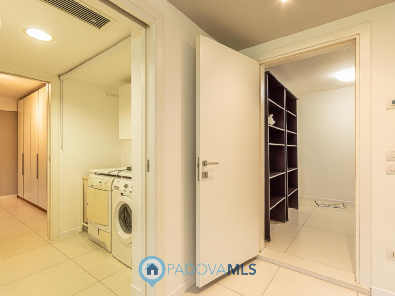 Immobile in esclusiva al Gruppo Padova MLS
Scopri questa magnifica villa moderna situata nel cuor...