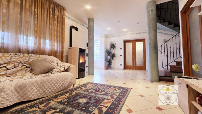 Rif. S398 - Proponiamo in vendita nel comune di Solesino proprietà composta da casa indipendente ...