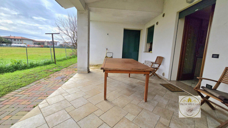 Rif. S398 - Proponiamo in vendita nel comune di Solesino proprietà composta da casa indipendente ...