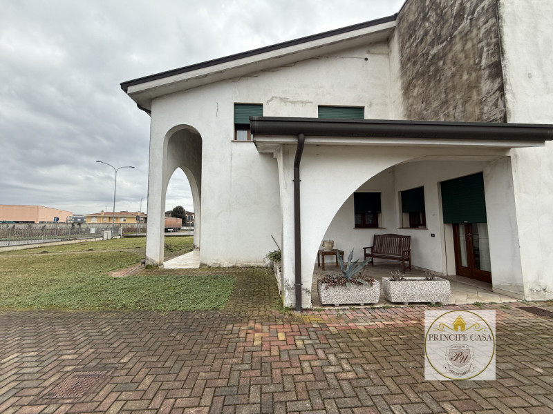 Rif. S398 - Proponiamo in vendita nel comune di Solesino proprietà composta da casa indipendente ...