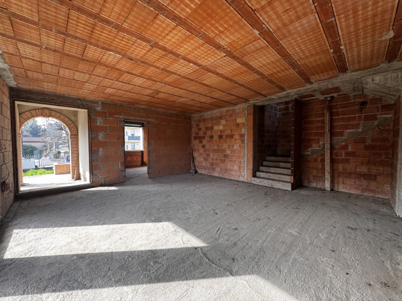 COMPOSIZIONE:
Proponiamo in vendita porzione di trifamiliare disposta su più livelli. Al piano se...