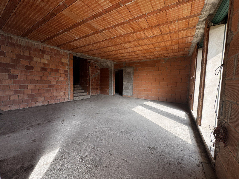 COMPOSIZIONE:
Proponiamo in vendita porzione di trifamiliare disposta su più livelli. Al piano se...