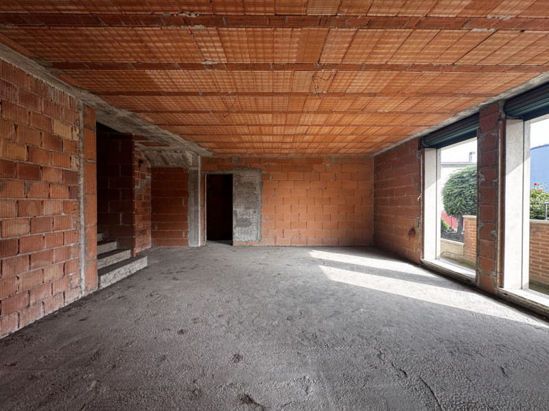 COMPOSIZIONE:
Proponiamo in vendita porzione di trifamiliare disposta su più livelli. Al piano se...