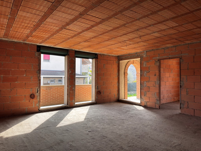 COMPOSIZIONE:
Proponiamo in vendita porzione di trifamiliare disposta su più livelli. Al piano se...