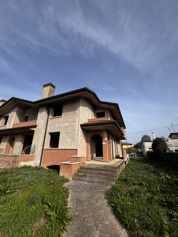 COMPOSIZIONE:
Proponiamo in vendita porzione di trifamiliare disposta su più livelli. Al piano se...