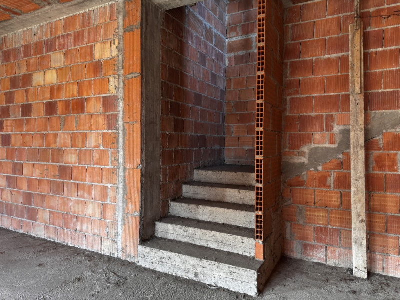 COMPOSIZIONE:
Proponiamo in vendita porzione di trifamiliare disposta su più livelli. Al piano se...