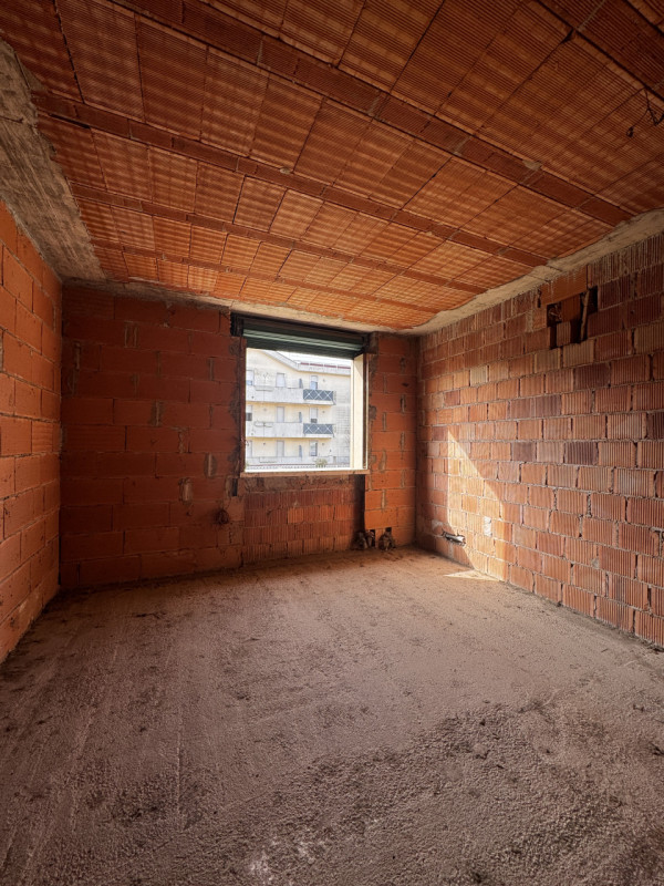 COMPOSIZIONE:
Proponiamo in vendita porzione di trifamiliare disposta su più livelli. Al piano se...