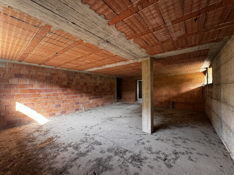 COMPOSIZIONE:
Proponiamo in vendita porzione di trifamiliare disposta su più livelli. Al piano se...