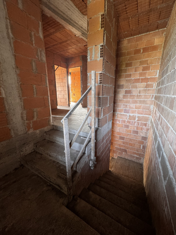 COMPOSIZIONE:
Proponiamo in vendita porzione di trifamiliare disposta su più livelli. Al piano se...