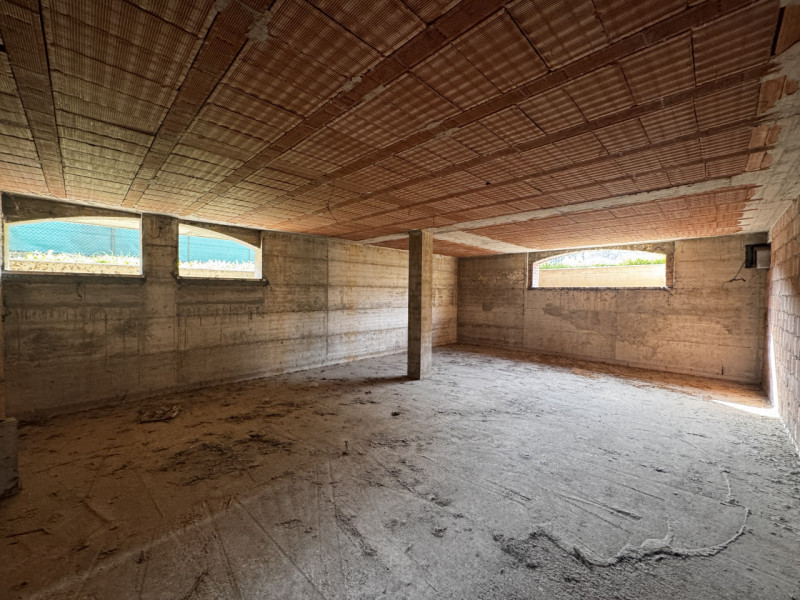 COMPOSIZIONE:
Proponiamo in vendita porzione di trifamiliare disposta su più livelli. Al piano se...