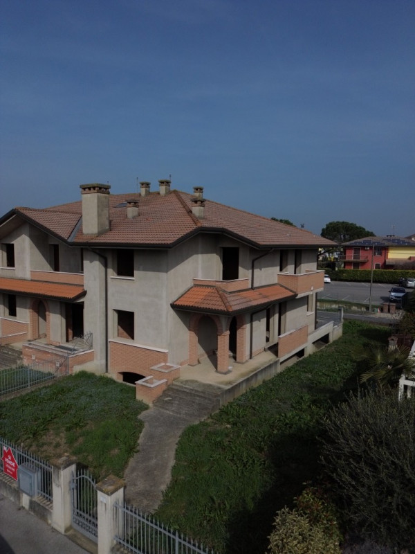 COMPOSIZIONE:
Proponiamo in vendita porzione di trifamiliare disposta su più livelli. Al piano se...