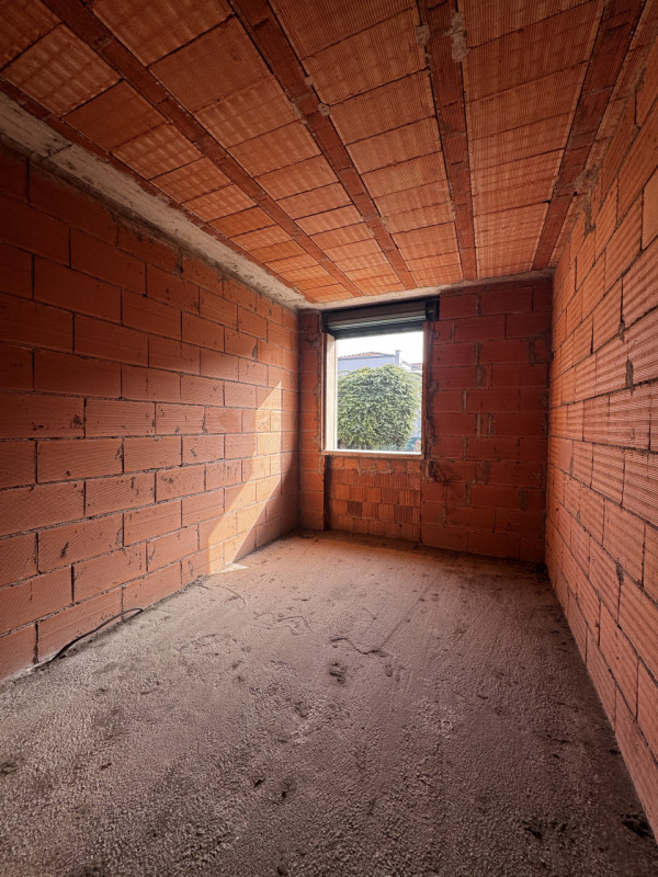 COMPOSIZIONE:
Proponiamo in vendita porzione di trifamiliare disposta su più livelli. Al piano se...