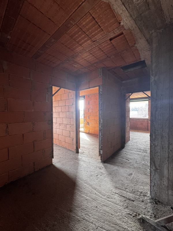 COMPOSIZIONE:
Proponiamo in vendita porzione di trifamiliare disposta su più livelli. Al piano se...