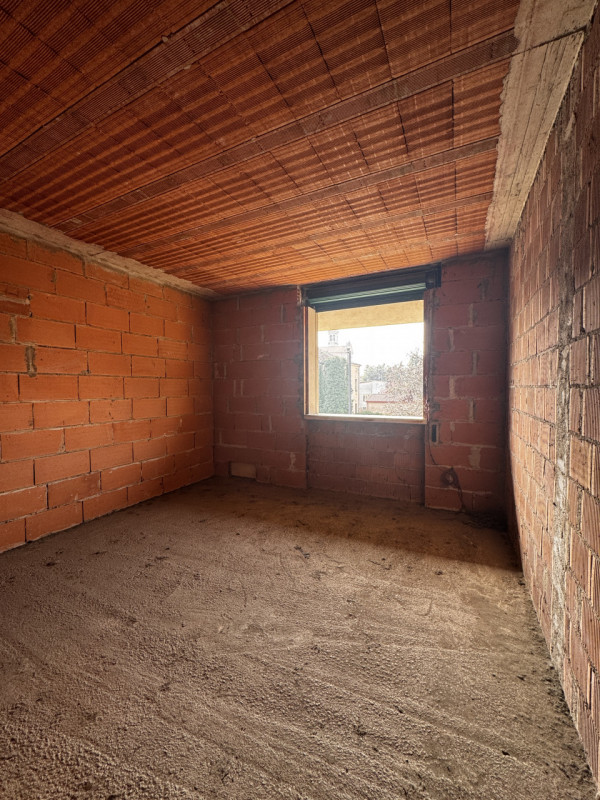 COMPOSIZIONE:
Proponiamo in vendita porzione di trifamiliare disposta su più livelli. Al piano se...