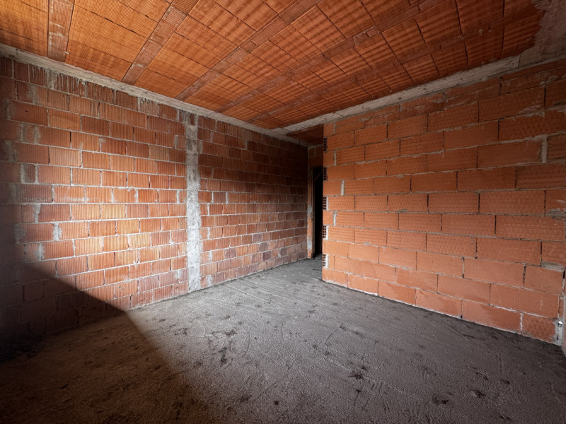 COMPOSIZIONE:
Proponiamo in vendita porzione di trifamiliare disposta su più livelli. Al piano se...