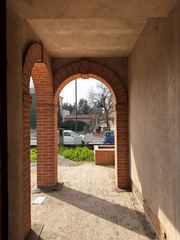 COMPOSIZIONE:
Proponiamo in vendita porzione di trifamiliare disposta su più livelli. Al piano se...