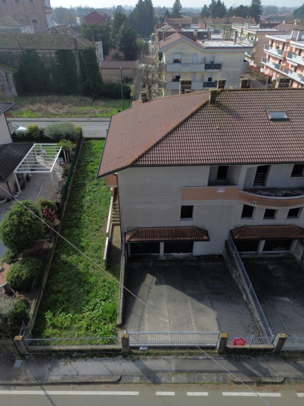 COMPOSIZIONE:
Proponiamo in vendita porzione di trifamiliare disposta su più livelli. Al piano se...