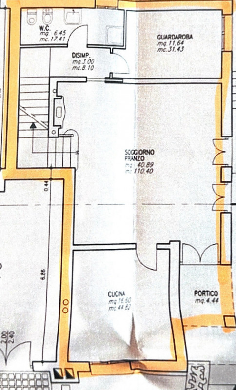COMPOSIZIONE:
Proponiamo in vendita porzione di trifamiliare disposta su più livelli. Al piano se...