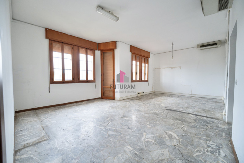 QUINTO VICENTINO - RIF.626FUTURAM - PER INFO 0444/310220
A soli 4 km dal casello autostradale di ...