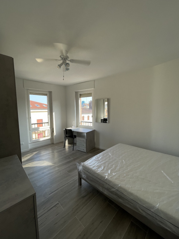 Proponiamo una stanza singola in locazione all'interno di un ampio appartamento situato in via Ti...