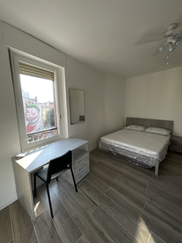 Proponiamo una stanza singola in locazione all'interno di un ampio appartamento situato in via Ti...