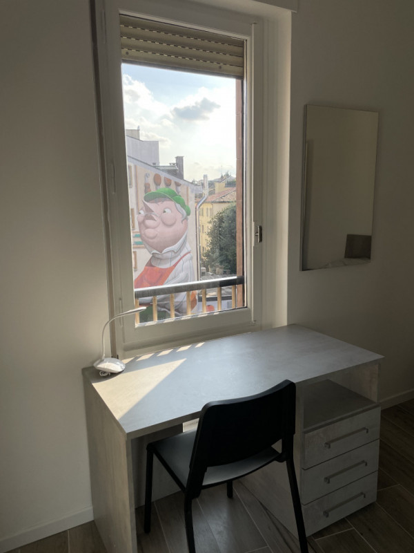 Proponiamo una stanza singola in locazione all'interno di un ampio appartamento situato in via Ti...