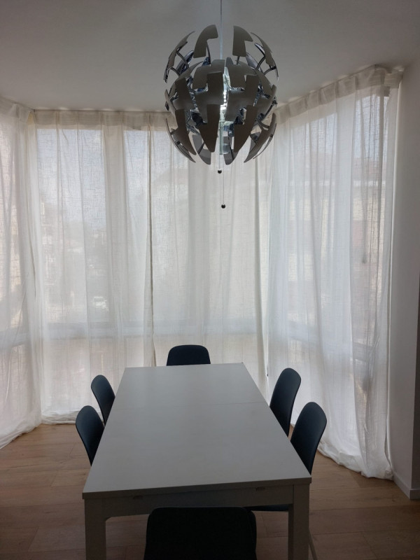 Proponiamo una stanza singola in locazione all'interno di un ampio appartamento situato in via Ti...