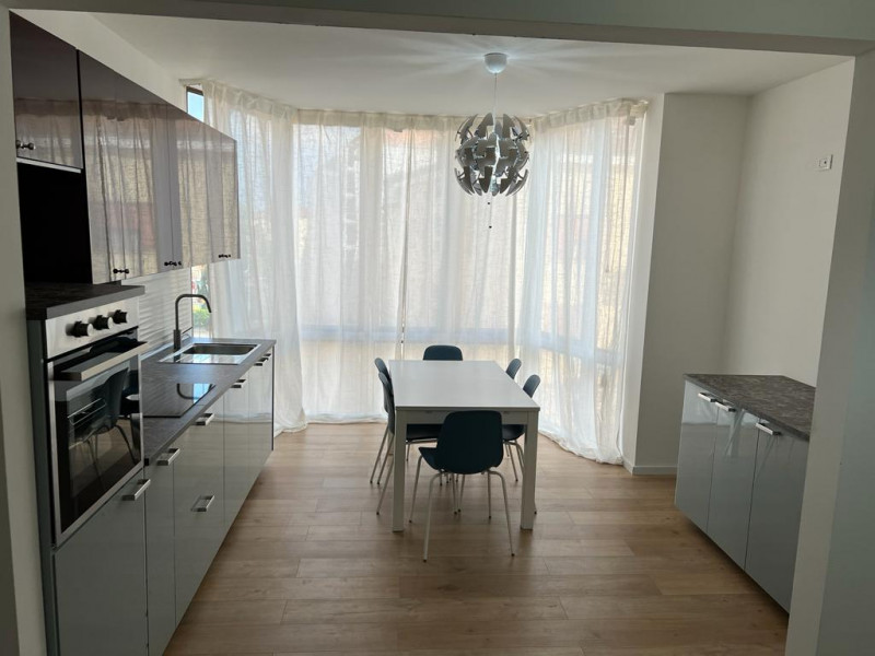 Proponiamo una stanza singola in locazione all'interno di un ampio appartamento situato in via Ti...