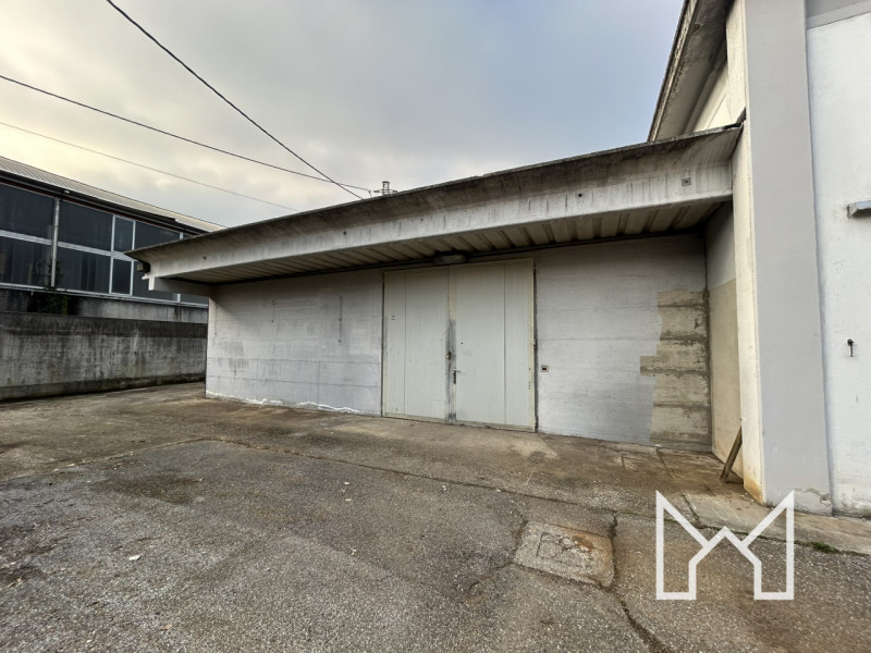 SAN MICHELE- Inserito in una strada chiusa al traffico veicolare a 7 km dall'ingresso della Super...