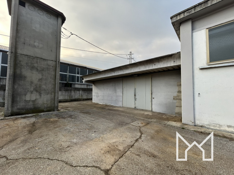 SAN MICHELE- Inserito in una strada chiusa al traffico veicolare a 7 km dall'ingresso della Super...