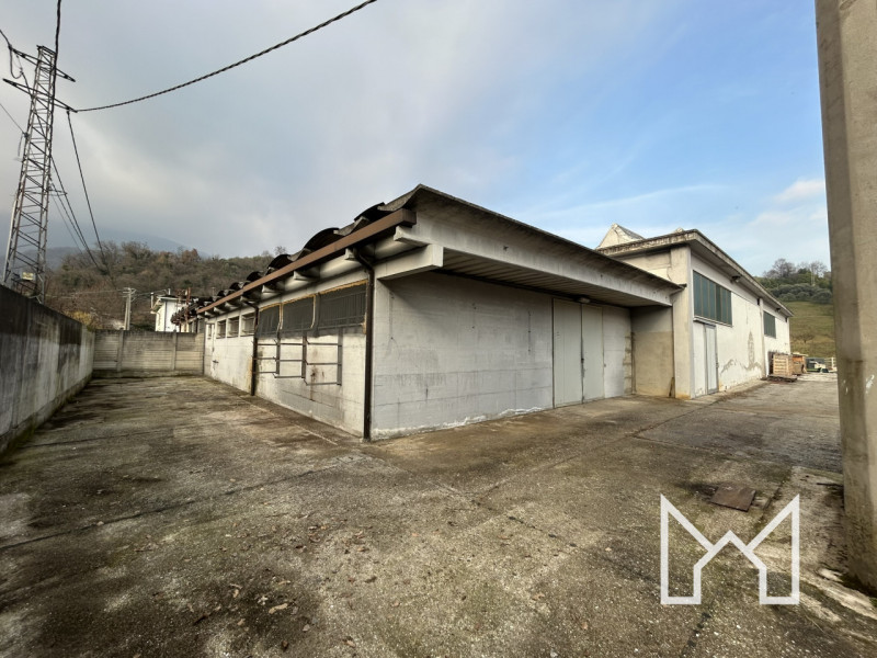 SAN MICHELE- Inserito in una strada chiusa al traffico veicolare a 7 km dall'ingresso della Super...