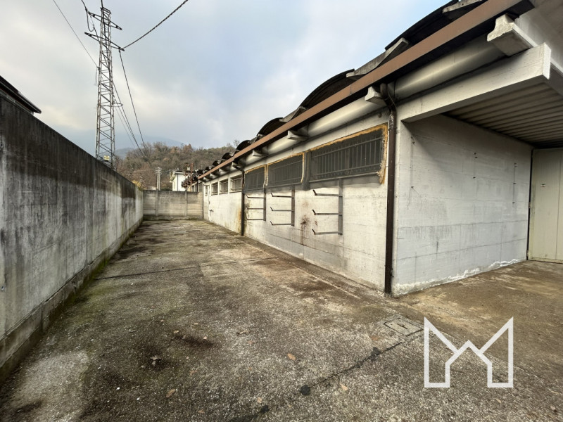 SAN MICHELE- Inserito in una strada chiusa al traffico veicolare a 7 km dall'ingresso della Super...