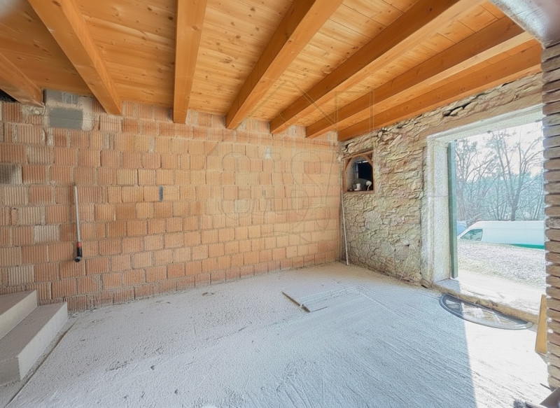 Rif. S134 Porzione di rustico in pietra, ristrutturato esternamente ed al grezzo internamente su ...