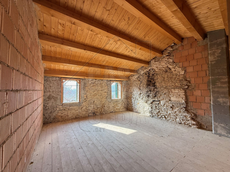 Rif. S134 Porzione di rustico in pietra, ristrutturato esternamente ed al grezzo internamente su ...