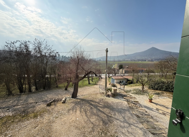 Rif. S134 Porzione di rustico in pietra, ristrutturato esternamente ed al grezzo internamente su ...