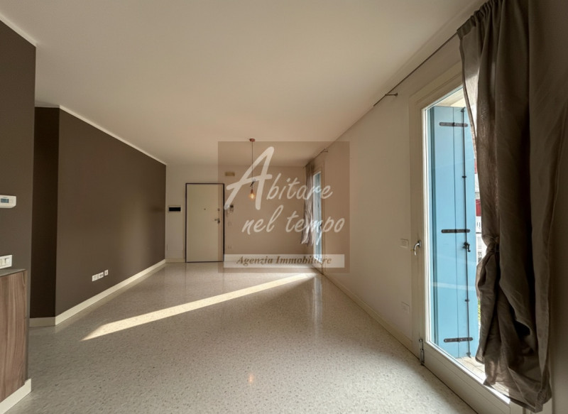 In esclusiva proponiamo in vendita un elegante appartamento bicamere al piano terra, edificato ne...