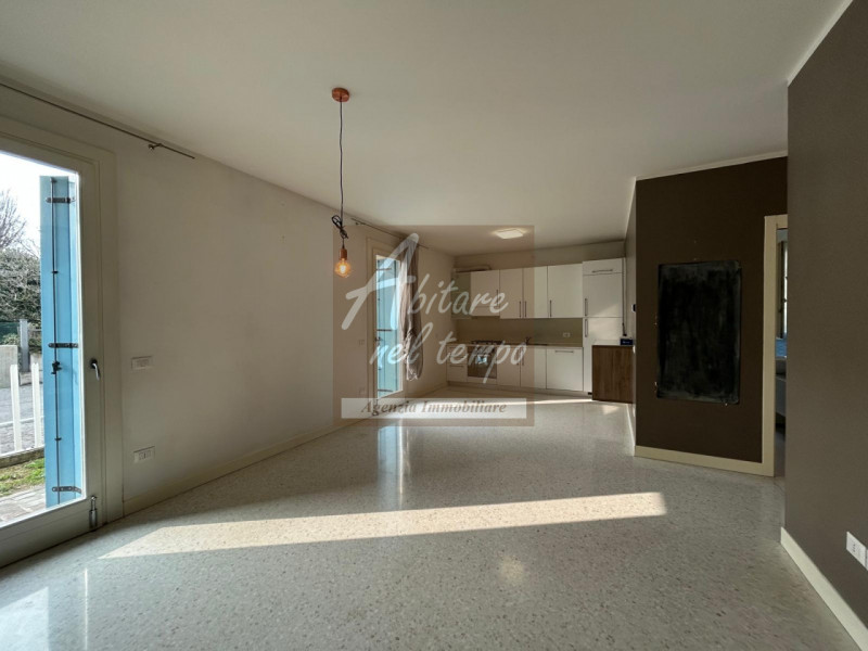 In esclusiva proponiamo in vendita un elegante appartamento bicamere al piano terra, edificato ne...