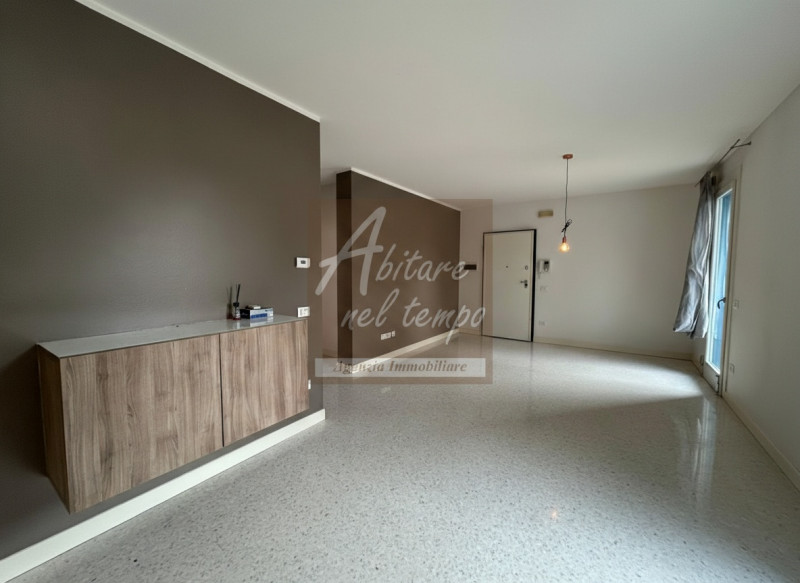 In esclusiva proponiamo in vendita un elegante appartamento bicamere al piano terra, edificato ne...