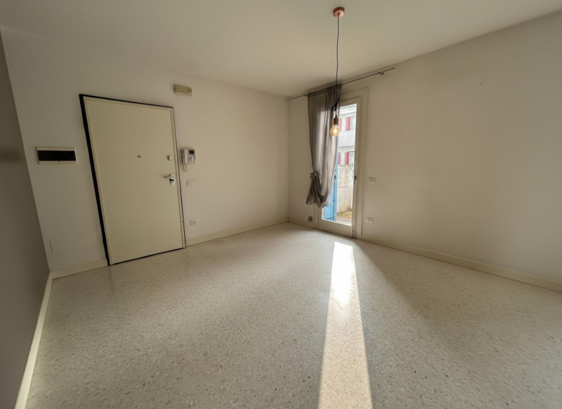 In esclusiva proponiamo in vendita un elegante appartamento bicamere al piano terra, edificato ne...