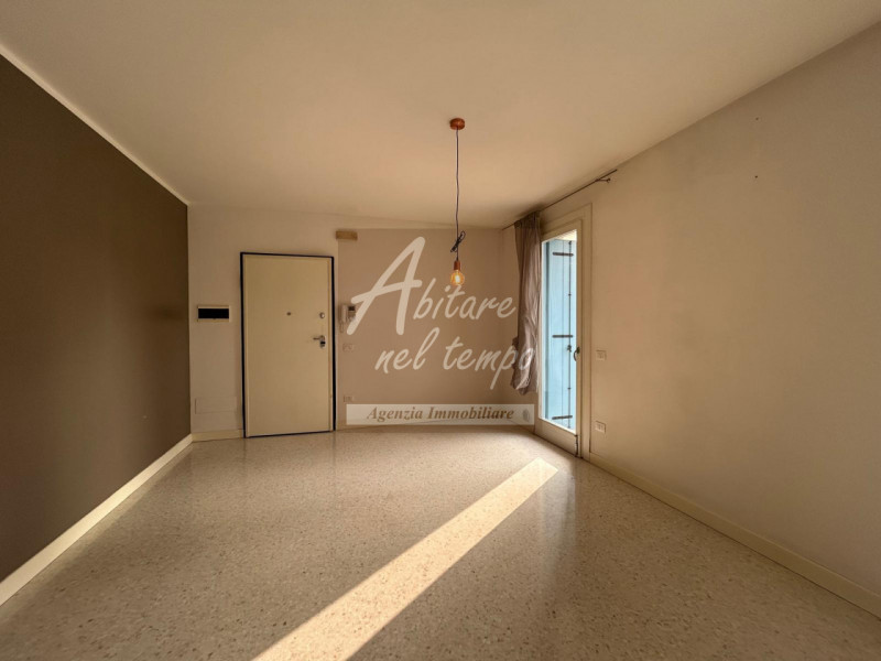 In esclusiva proponiamo in vendita un elegante appartamento bicamere al piano terra, edificato ne...