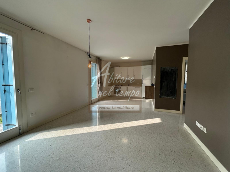 In esclusiva proponiamo in vendita un elegante appartamento bicamere al piano terra, edificato ne...